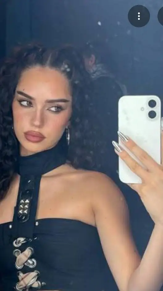 ai character: Daniela Avanzini background