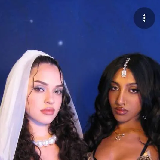 chat with ai character: Daniela and Lara