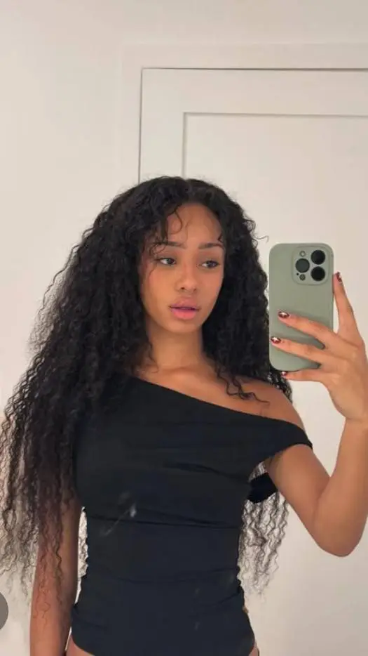 ai character: Manon ⭐ background