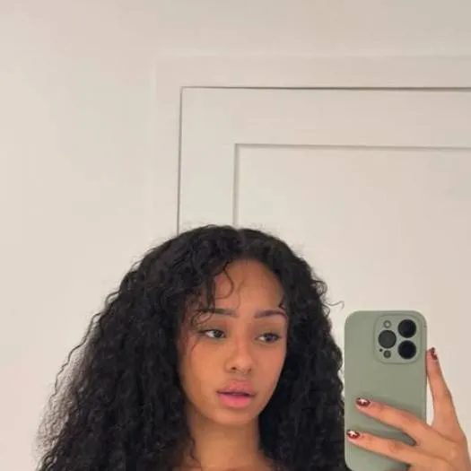 chat with ai character: Manon ⭐