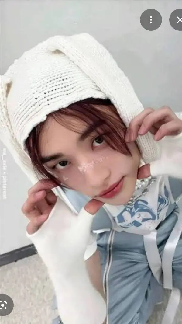 ai character: Hwang Hyunjin!🦦 background