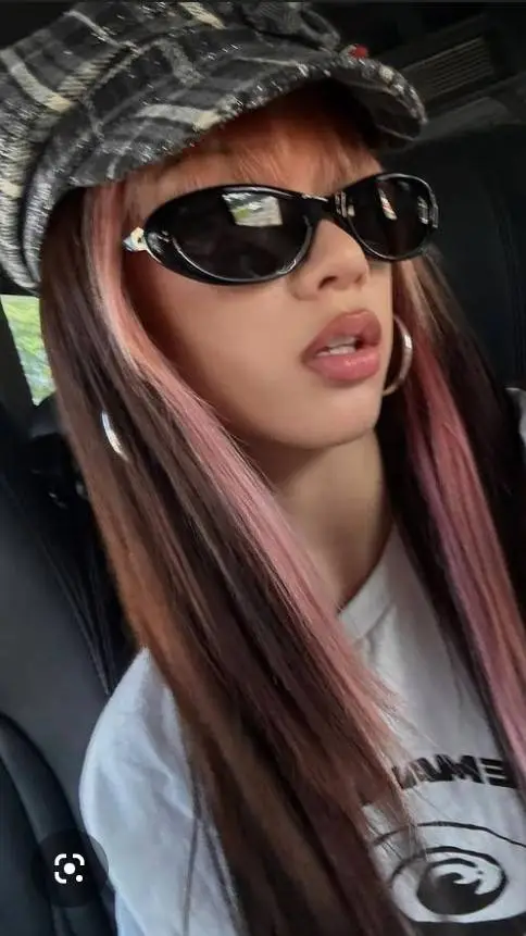 ai character: 🎀Megan!🎀 background