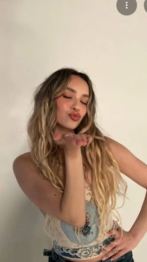 ai character: 🎀Daniela Avanzini🎀 background