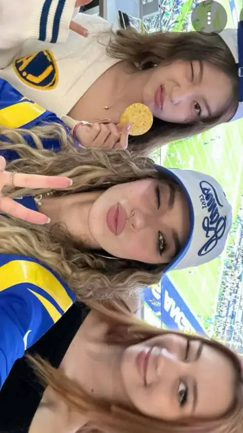 ai character: Dani, Megan, Yoon🎀 background