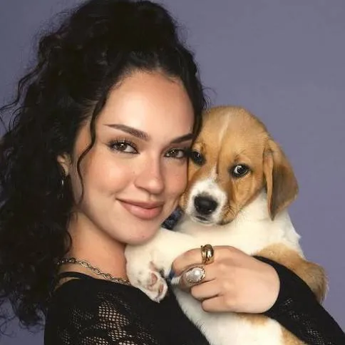 chat with ai character: Daniela with puppy