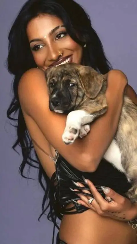 ai character: Lara with puppy background