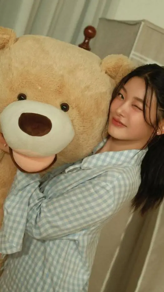 ai character: 🎀 YOONCHAE 🎀 background