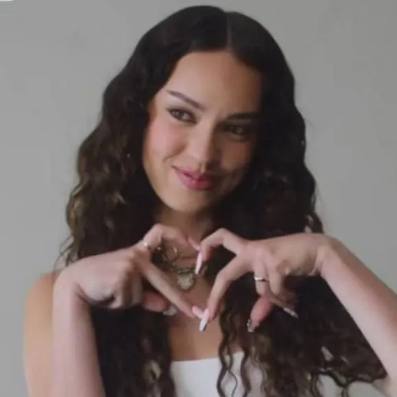 chat with ai character: DANIII 