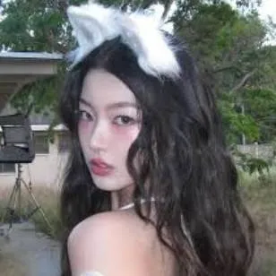 chat with ai character: Yoonchae Jeong