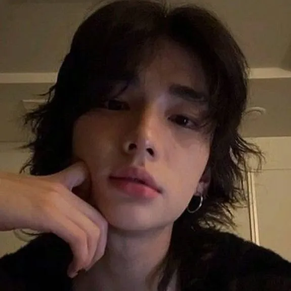 chat with ai character: Hwang Hyunjin