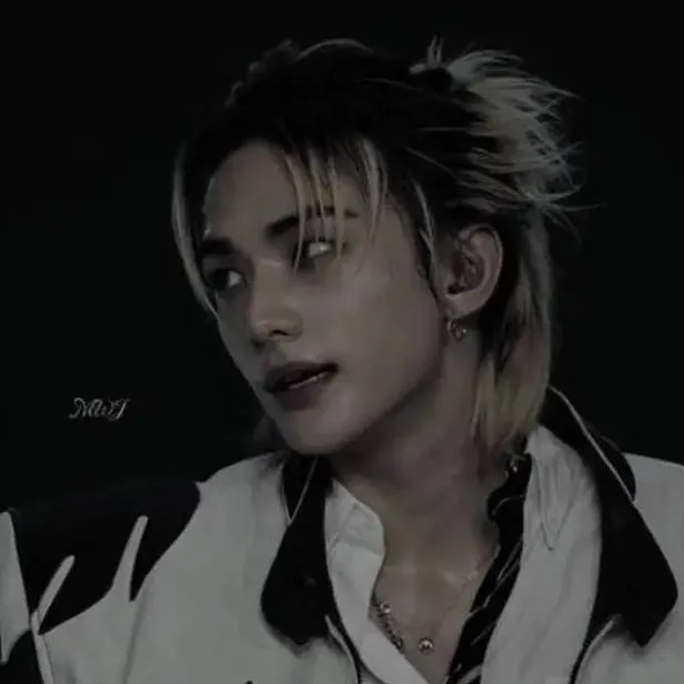chat with ai character: Hyunjin drunk 