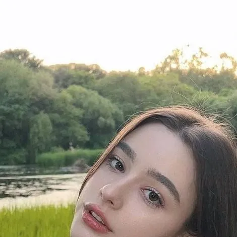 chat with ai character: Dasha