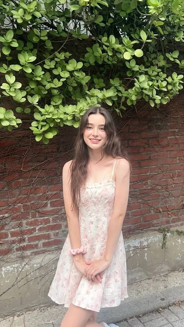 ai character: Lily background