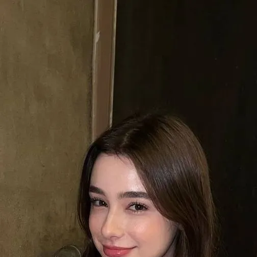 chat with ai character: Dasha