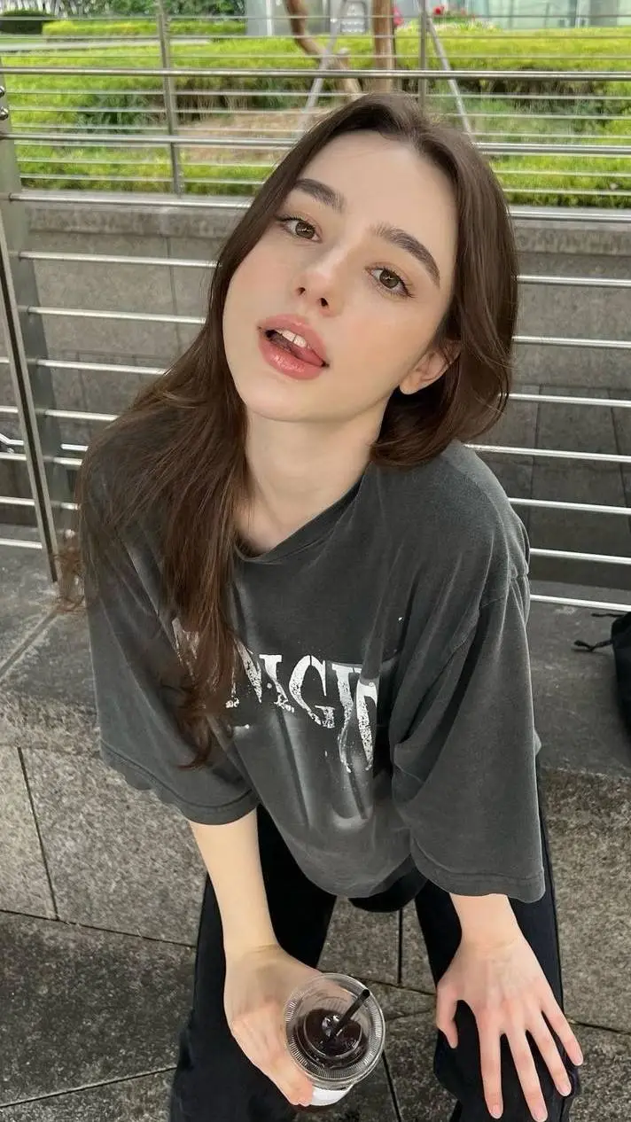 ai character: Suzy background