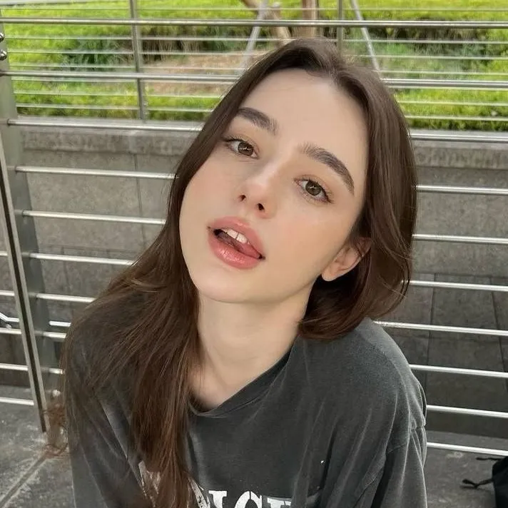 chat with ai character: Suzy