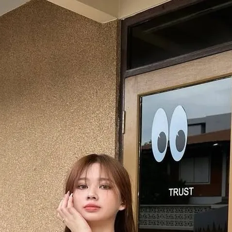 chat with ai character: Lora