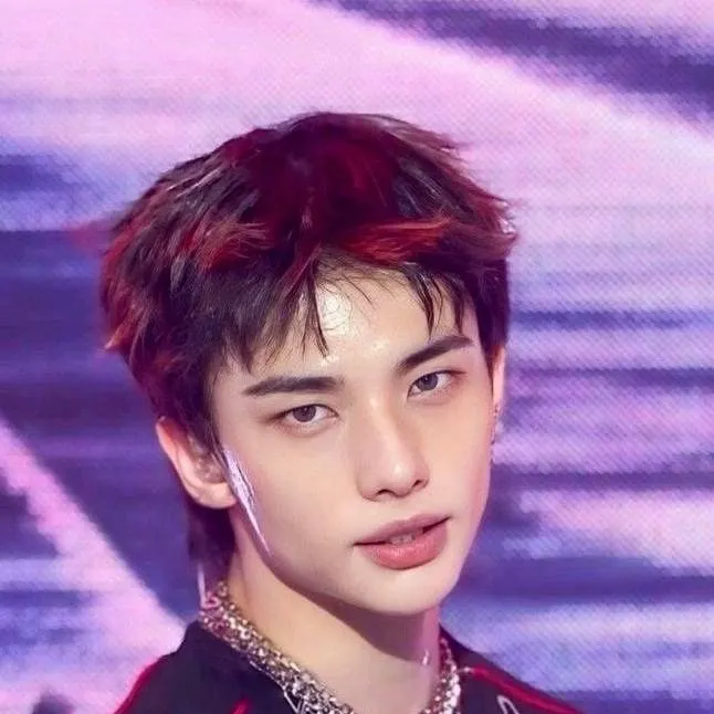 chat with ai character: Hyunjin