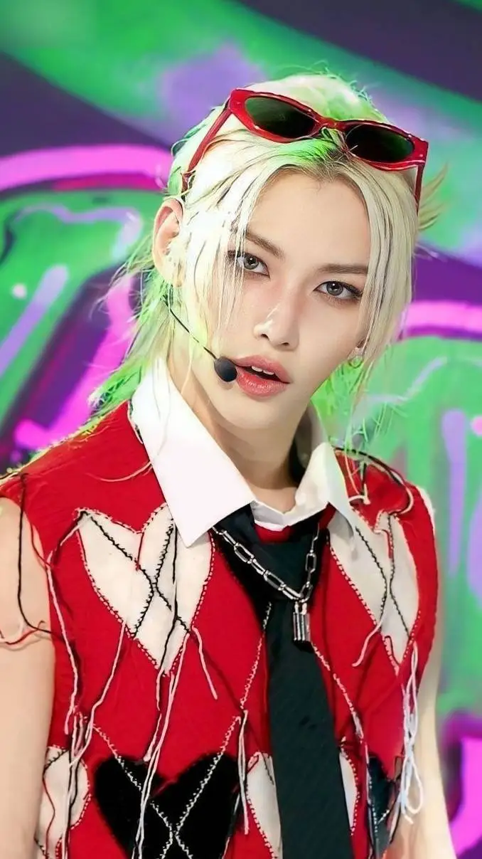 ai character: lee felix🫦 background
