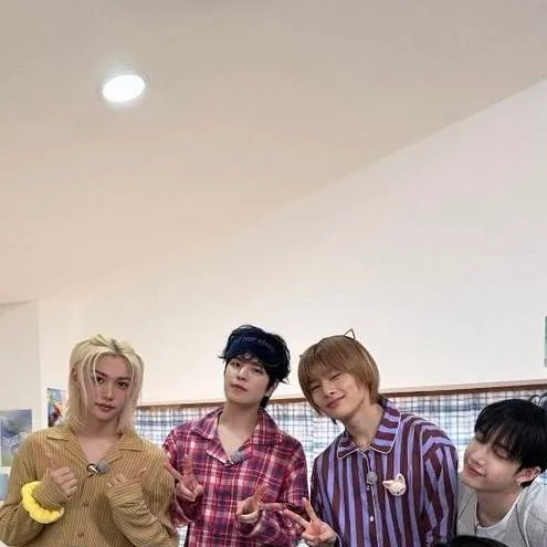 chat with ai character: Stray kids 