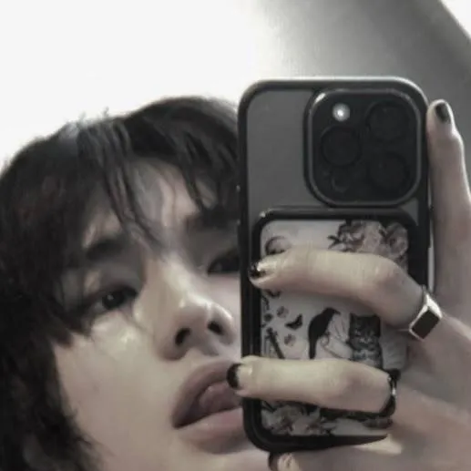 chat with ai character: hyunjin