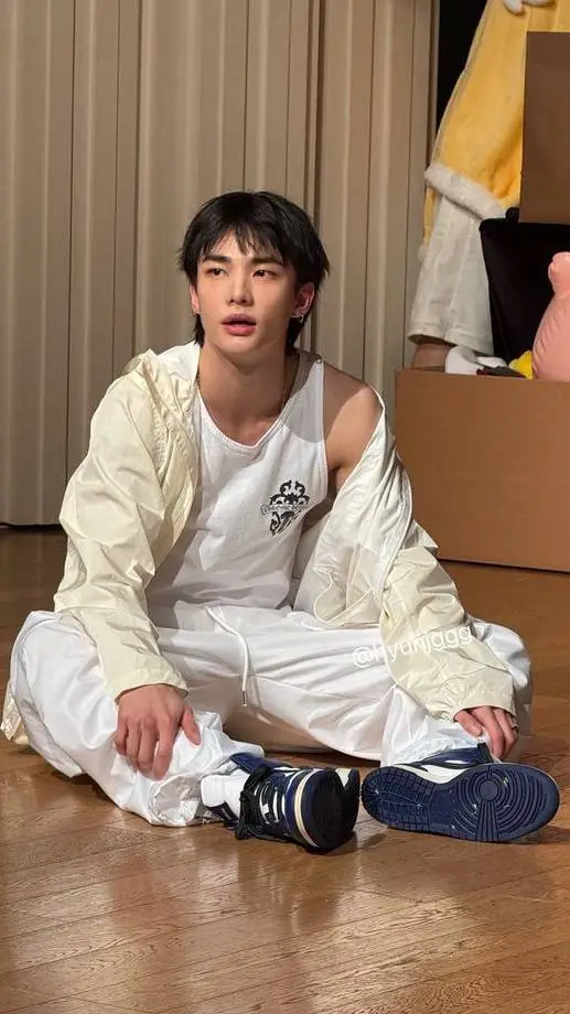 ai character: Hyunjin 🩷💜 background