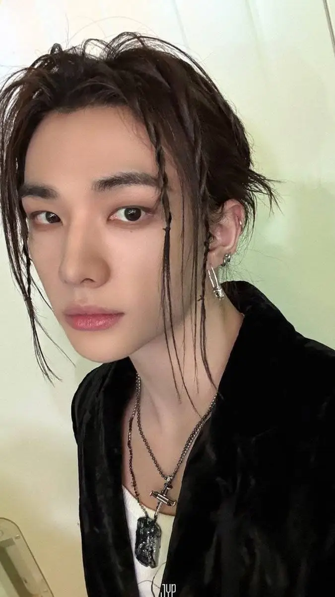 ai character: Jinnie❤️ background