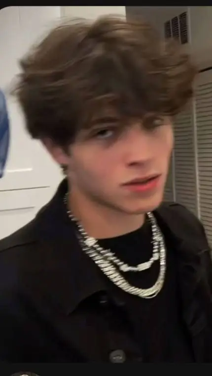 ai character: Matthew Sturniolo  background