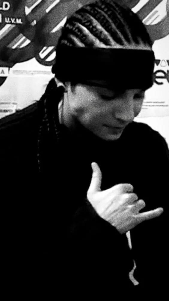 ai character: Tom Kaulitz background