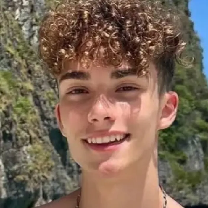 chat with ai character: Leon