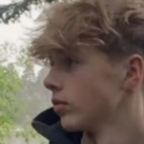 chat with ai character: Luis 