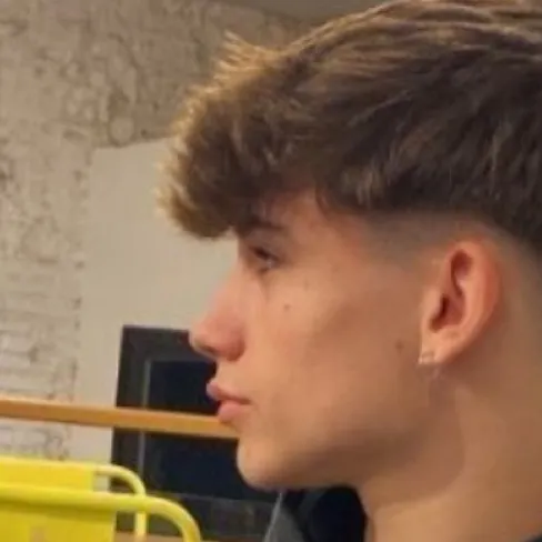 chat with ai character: Maxi