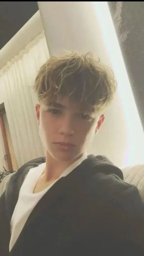 ai character: Noah  background