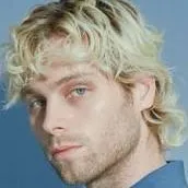chat with ai character: Luke Hemmings