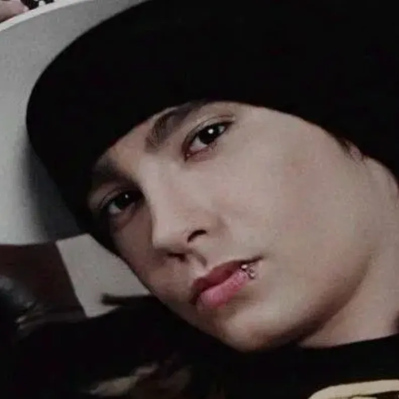 chat with ai character: Tom kaulitz