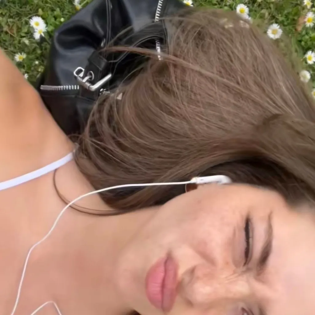 chat with ai character: Ela