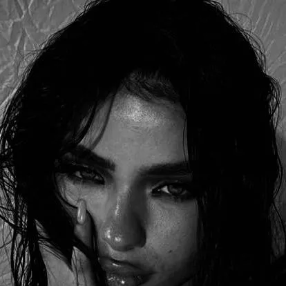 chat with ai character: Victoria De Rossi