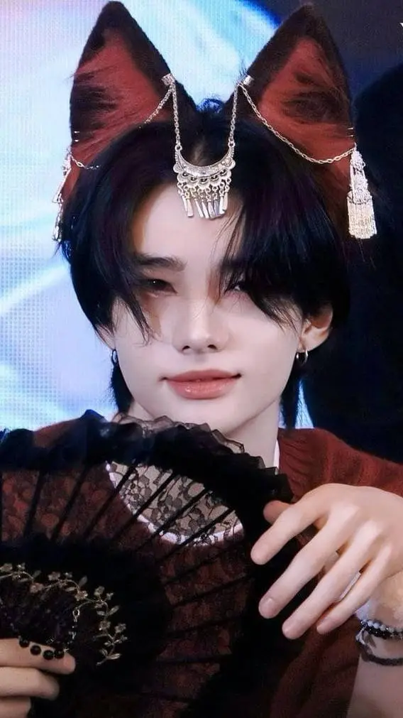 ai character: ▽HYUNJIN▽ background