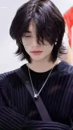 ai character: hyunjin 💖 background