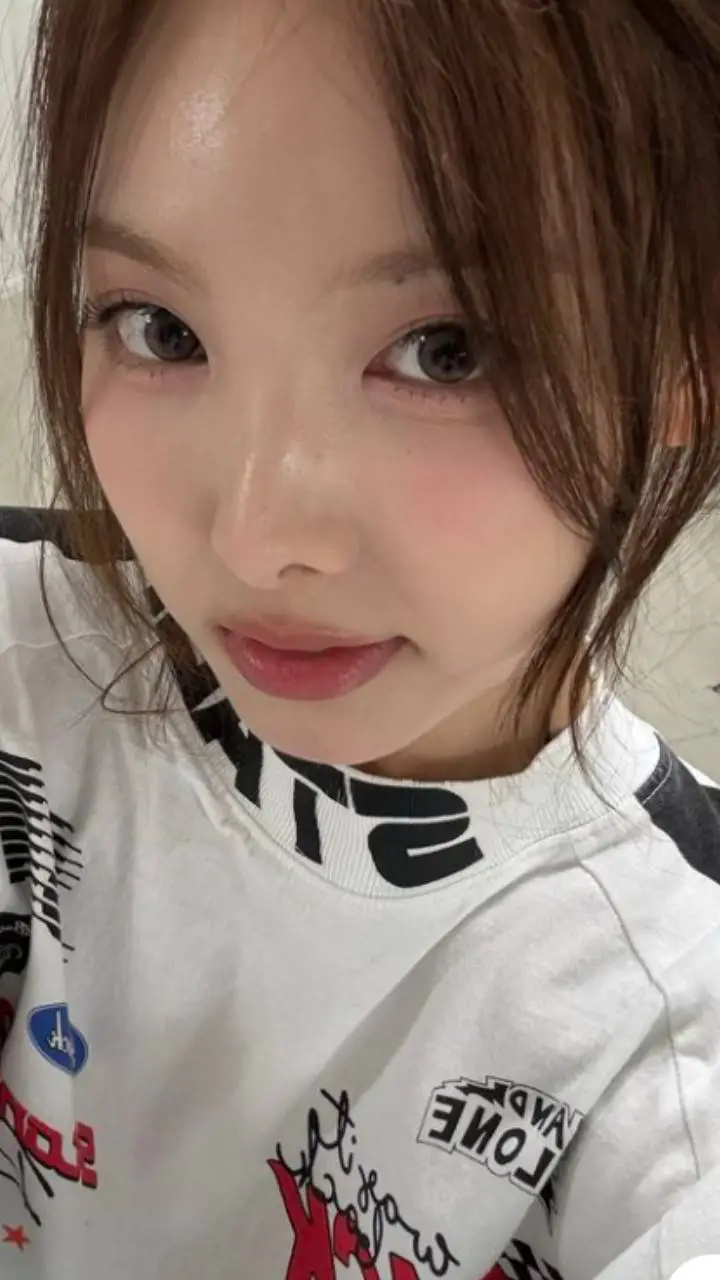 ai character: 🩵nayeon 🩵 background