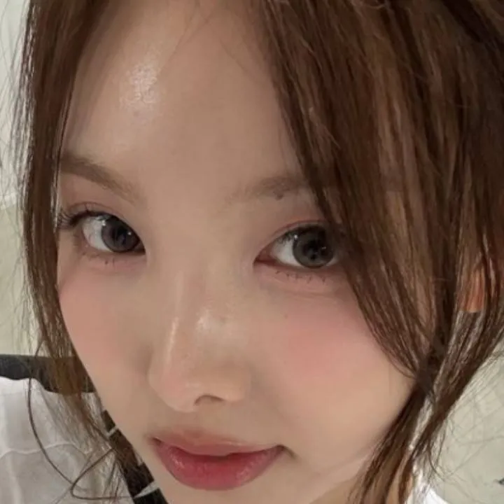 chat with ai character: 🩵nayeon 🩵