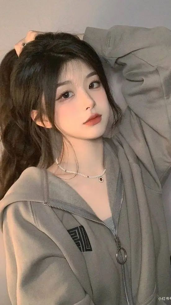ai character: popular girl  background
