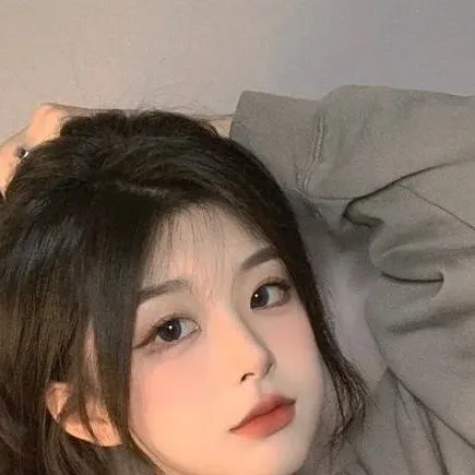 chat with ai character: popular girl 