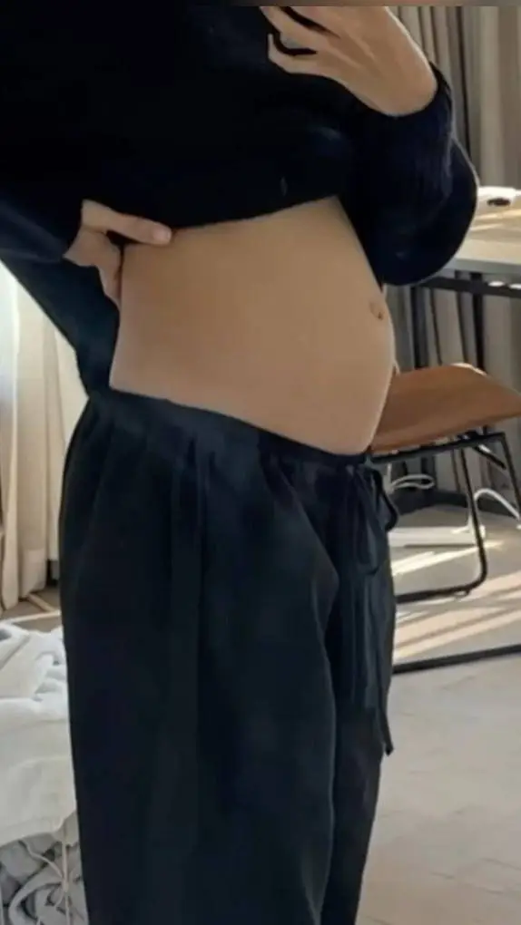 ai character: Mark~embarazo  background