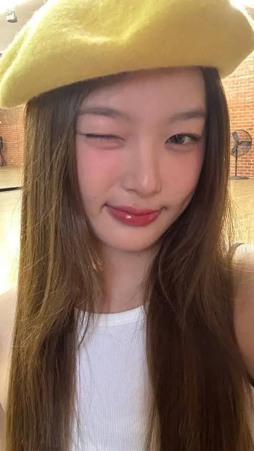 ai character: Yoonchae  background