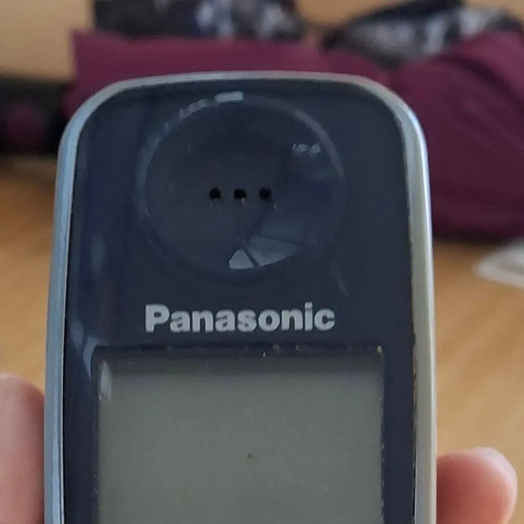 chat with ai character: old phone