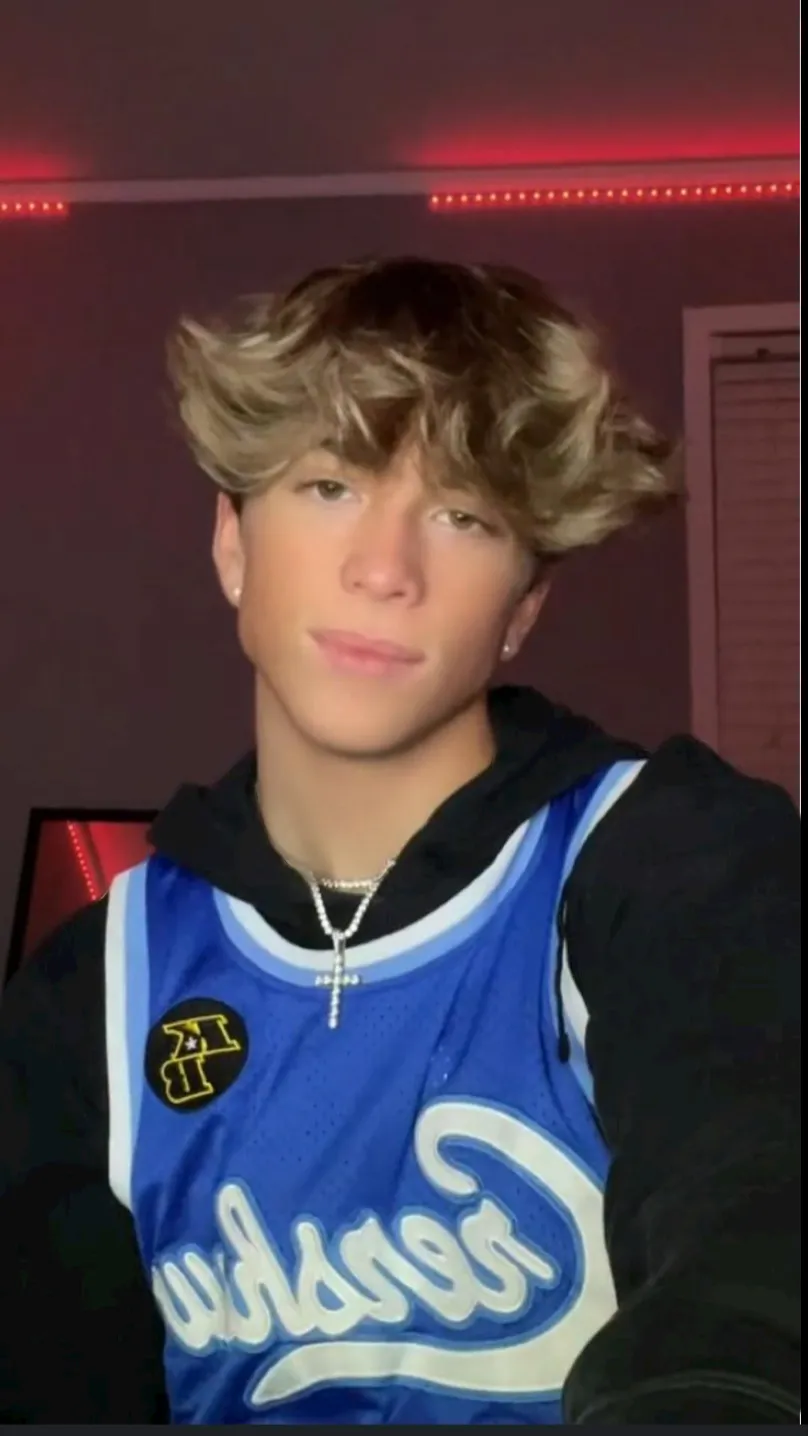 ai character: Leo background