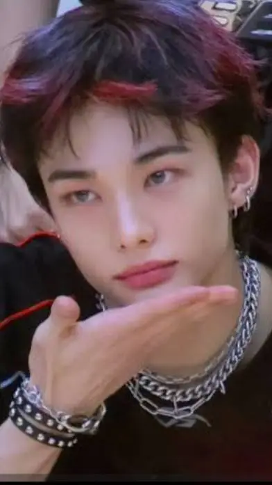 ai character: HYUJIN Y TU background