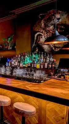 ai character: bar 🍺 background
