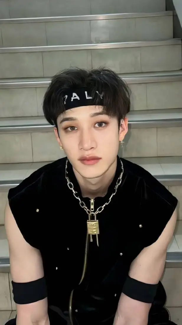 ai character: bangchan🐺 background